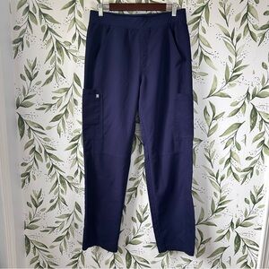 Figs Men's Axim Cargo Scrub Pants. Navy. Medium.